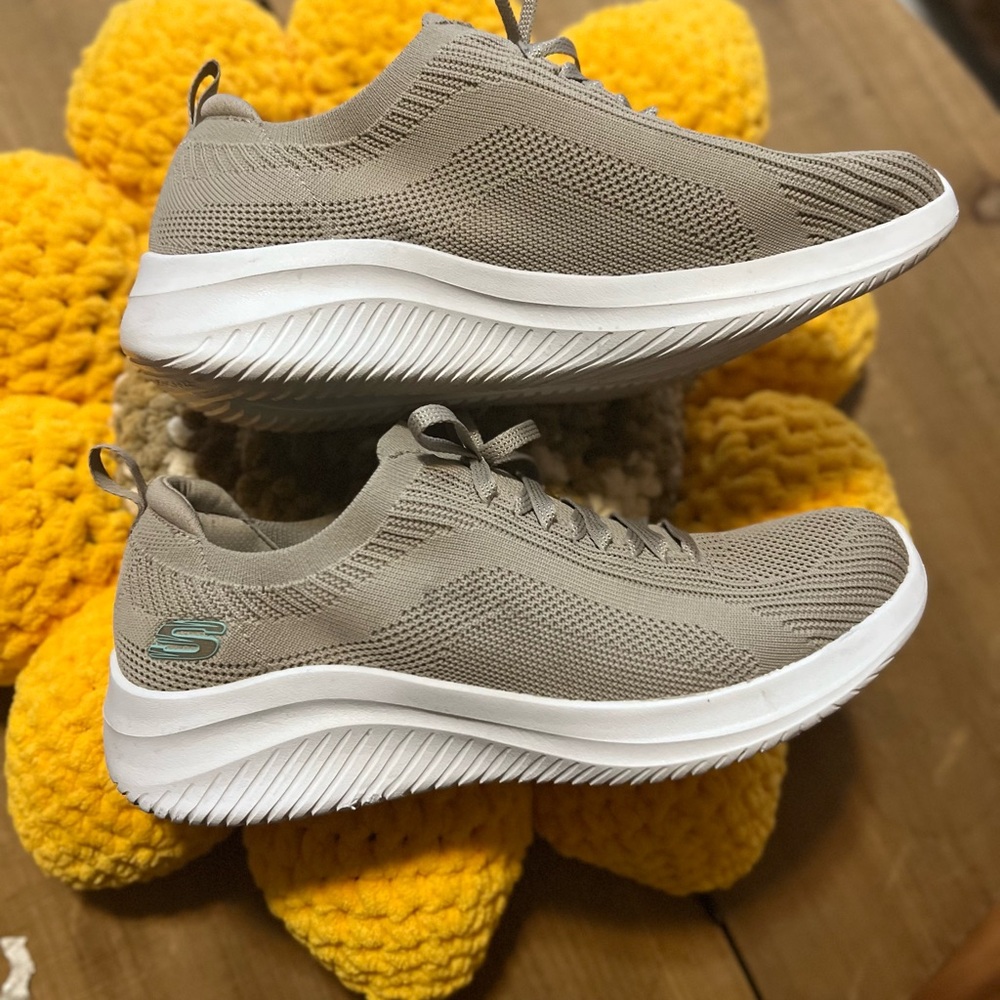 Skechers slip on, air cooled, memory foam , stretch.